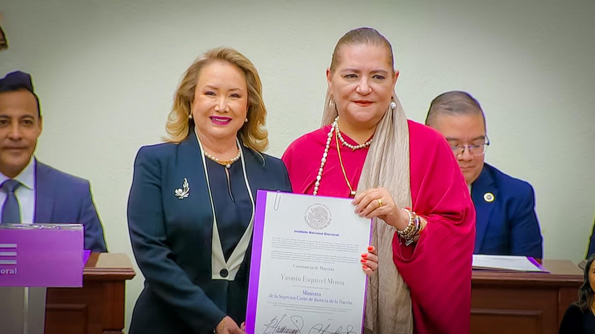 YasminEsquivel_'s tweet photo. Hoy, el mandato de la ciudadanía se refleja en esta constancia de mayoría.

Recibo, con humildad y con responsabilidad, el honor de ser ministra electa en el primer proceso de elección popular del Poder Judicial en la historia de México.

Nuestro país merece una justicia cercana, sin privilegios y con verdadera dignidad. Ese será mi deber y mi causa: servir con honestidad, transparencia y legalidad.

Agradezco profundamente al Instituto Nacional Electoral, a sus consejeras y consejeros, así como a todas las personas que, como funcionarias y funcionarios de casilla, hicieron posible esta jornada democrática.

¡Gracias, México! ¡No les voy a fallar!