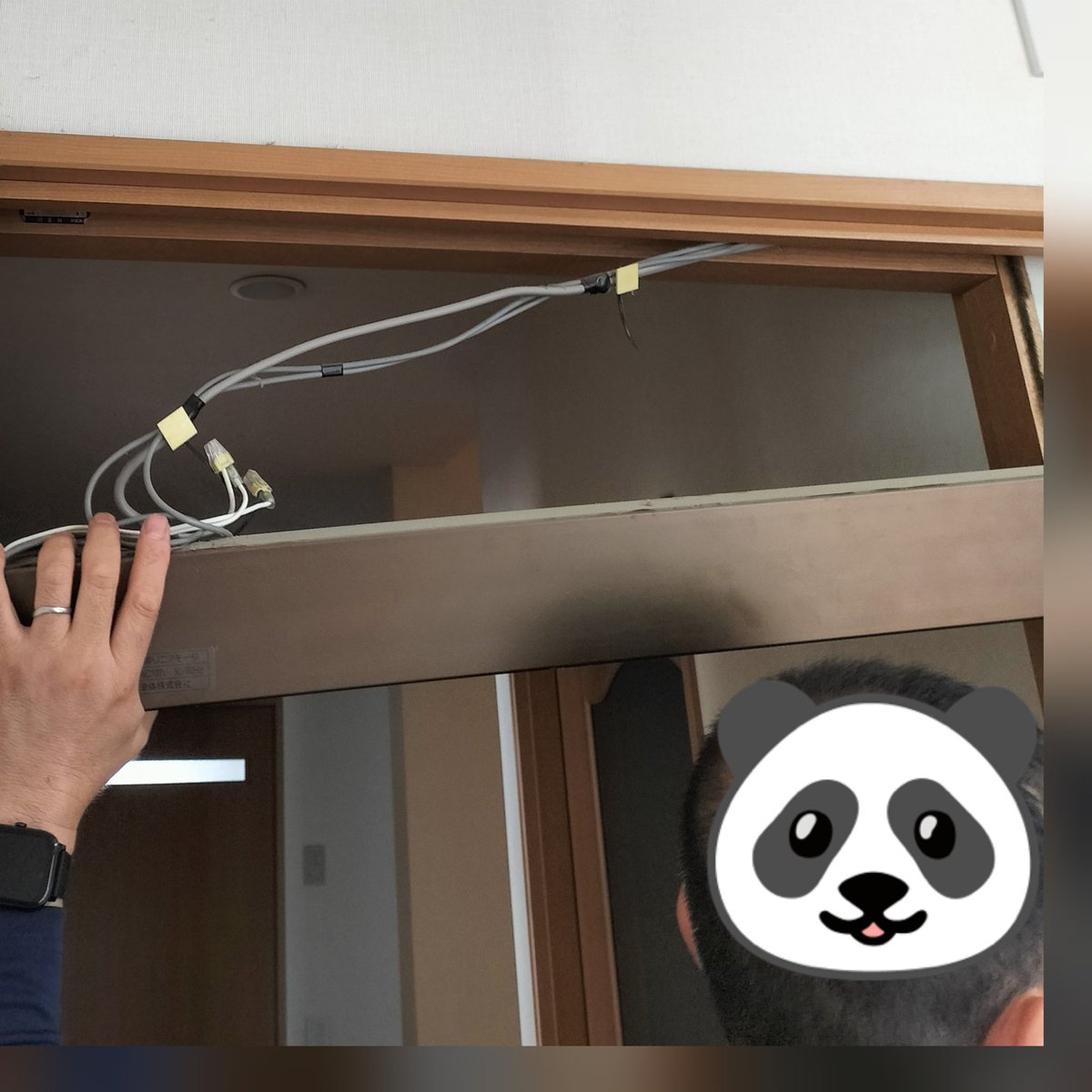 baaba2609's tweet image. 便利な物の修理は大変そう😱

電動扉が故障し、修理を依頼
先程から二人がかりで四苦八苦
見積もりは23.430円
｢もっと安くして〜｣と言ったけど、こんなに大変なのだから撤回しなきゃ

自動扉の構造を見て私は良かったが、作業中の二人の額から汗が流れる💦

男の仕事は頼もしい💪✨