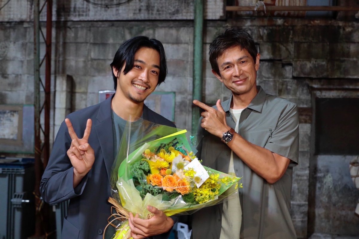yuukainohi_ex's tweet photo. ／
HAPPY BIRTHDAY🎂
＼

本日6月16日は
◤若手刑事・北村役
　#佐藤寛太 さんのお誕生日◢

「#誘拐の日」撮影現場にて
お祝いさせていただきました👏
おめでとうございます！

写真はコンビを組み、ともに謎を追う
刑事・須之内(#江口洋介)さんと📸

個性豊かな刑事チームにも
ぜひご注目下さい！ https://t.co/yoLURI6Irz