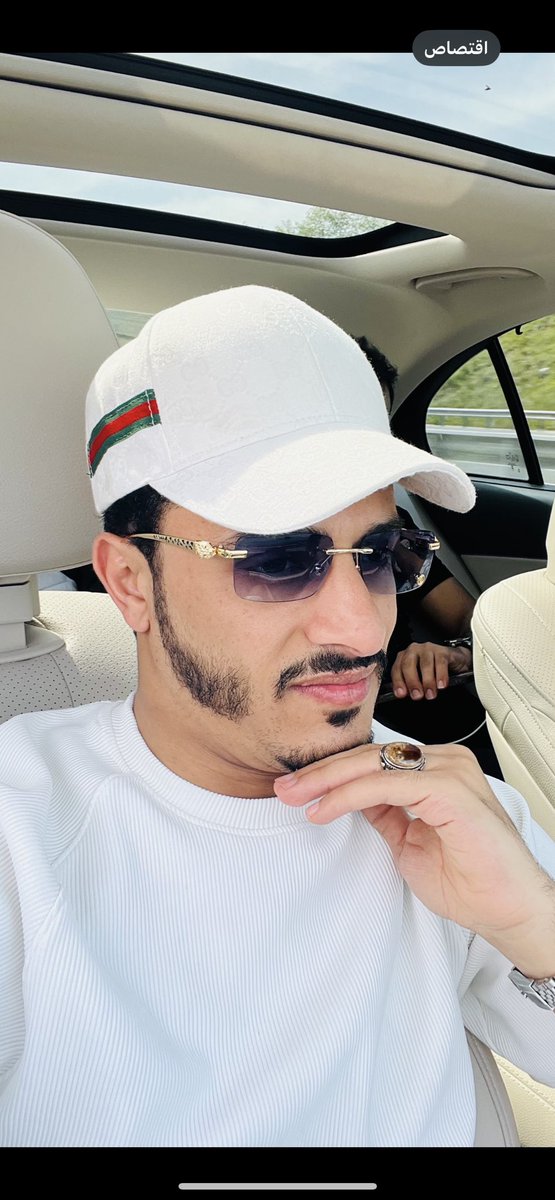 المشكله اللي حلها خشم الريال
 أدعس على خشم الريال وحلها 

مال بليّا عز ما هو راس مال
 لو صاحبه حاز المناصب كلها