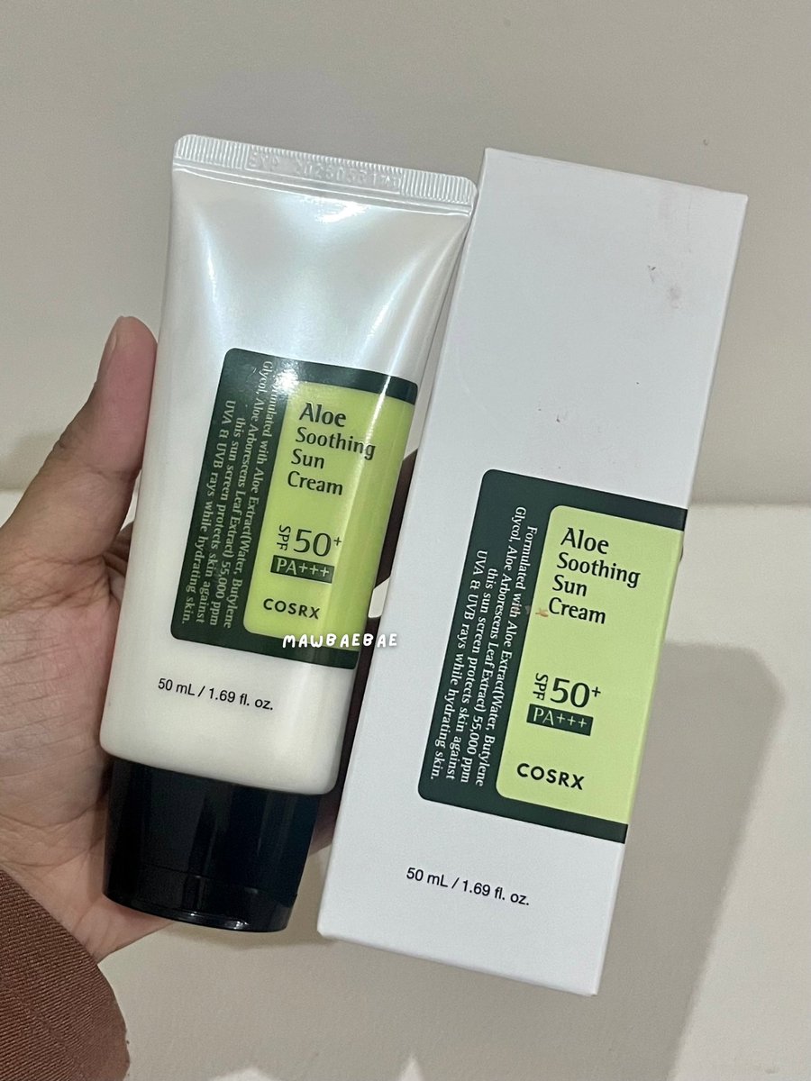 Ini sunscreen yang aku bawa pas aku umroh 🕋🥹🤍

Intinya: proteksi yes, lembab yes, tapi no minyak minyak 🥰🥰
