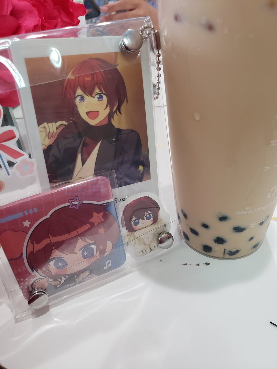 Spooonky44's tweet photo. Late af but I went to the @eve_cupsleeve!! The setup was gorgeous and the flowers 🥺!! I had a fun time meeting &amp; talking with those at the event. Thank you for hosting the event 💚💙!! https://t.co/DoKTKGNKwP
