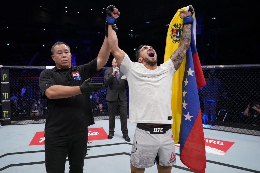 CONFIRMADO 👊🏻🇻🇪

Ayer lo comenté y hoy ya es oficial, el interés del ex #UFC venezolano, Omar Morales para realizar su debut en el boxeo profesional en el peso Welter. Podría ser el 1 de agosto en la velada internacional que se llevará a cabo en el Poliedro de Caracas

Qué opinas