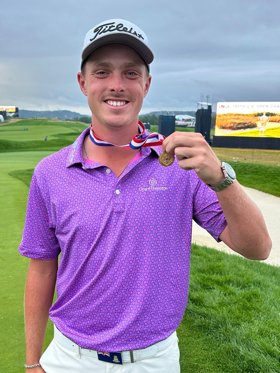 ¡El primer jugador de Islas Caimán en participar de un U.S. Open recibe el premio a Low Amateur! 🏅

Con 21 años, Justin Hastings terminó su carrera de golf universitario hace un mes en San Diego State University, en la que batió varios records previamente establecidos por Xander