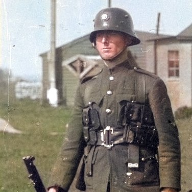 Army decree one in the Gaelstát: reintroduction of the Vickers helmet and standing collar