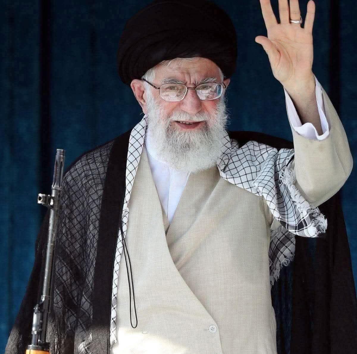 ضجوا بصورته،  وحيّوا نور شيبته ، 
فإن النصر معقود بخيط من عمامته ..