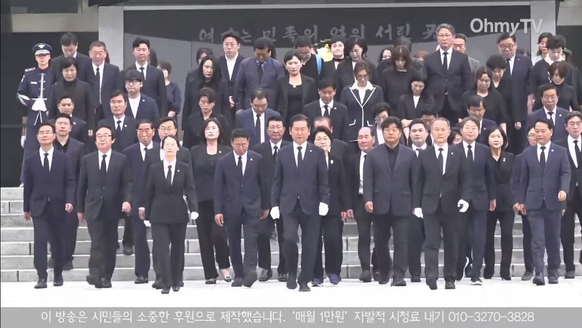 원내대표단보다 사람 더 많이 끌고가서 세력과시하는거 진짜......
도로낙지당