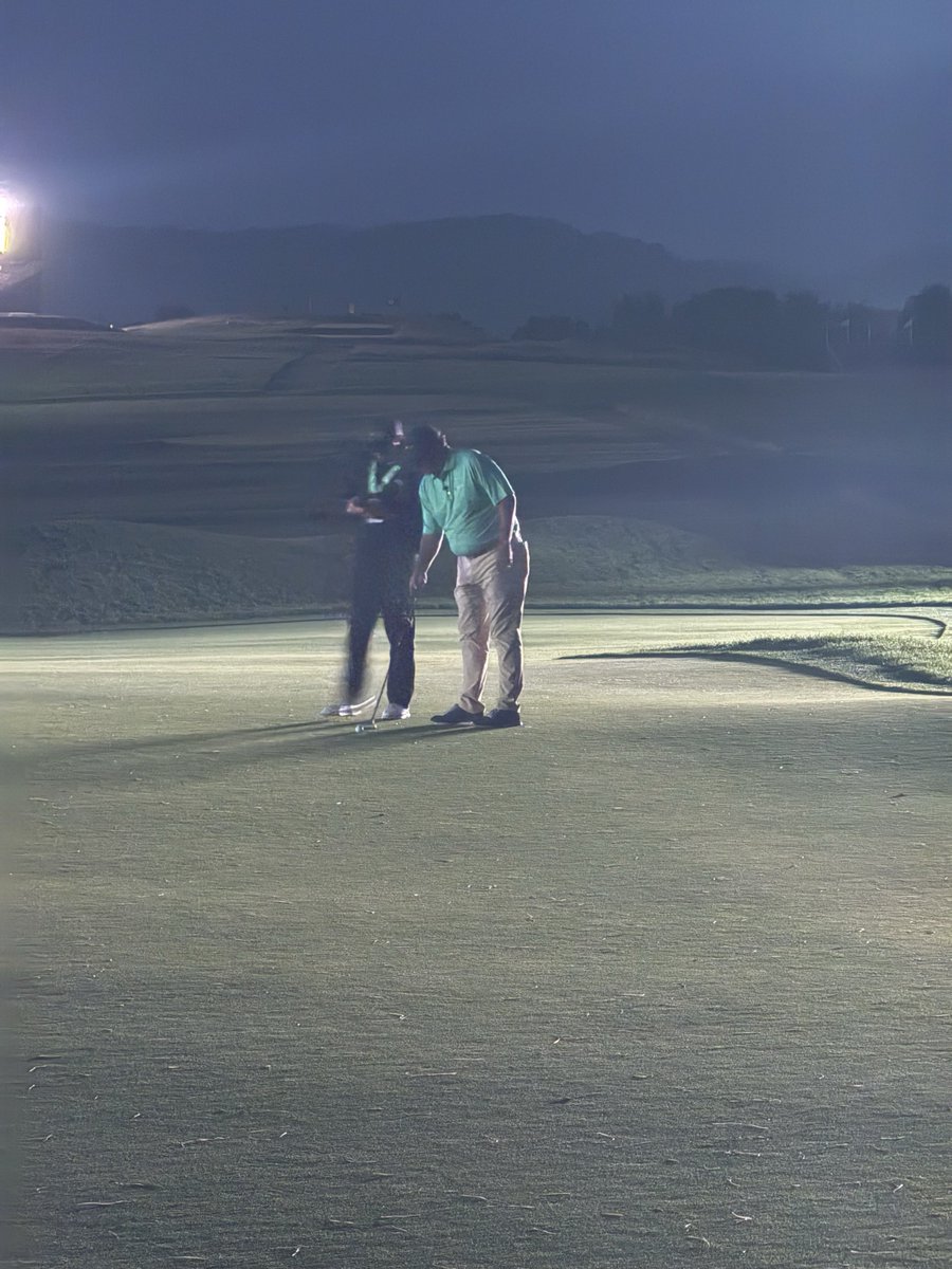 Johnson Wagner is on the 18th green getting ready. 

We all know what’s about to happen. 🍿