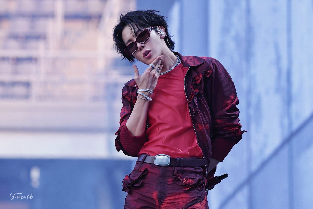 Hopefruitonmoon's tweet photo. 250614 HOPE ON THE STAGE Final 🤫

#jhope #제이홉 #정호석 #ジェイホープ  
#BTS #郑号锡 #鄭號錫 #BTSARMY #HOPE_ON_THE_STAGE_TOUR_FINALE https://t.co/jLiBvXezqR