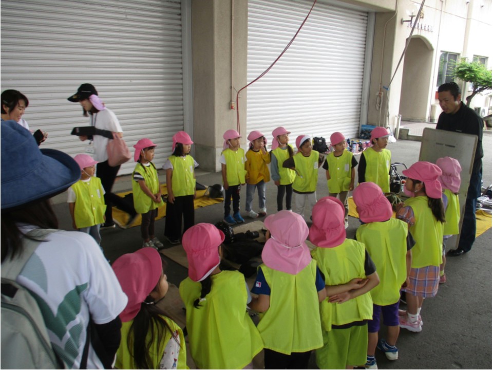 【機動隊から】
普段から、厳しい訓練を行い、災害等の有事に備えている機動隊に、幼稚園児たちが来隊しました▶普段は、なかなか目にすることのない特殊車両や装備資機材を見学してくれました▶将来の機動隊員の来隊に、現役の機動隊員は癒やされました！◀
＃機動隊 ＃山梨県警察