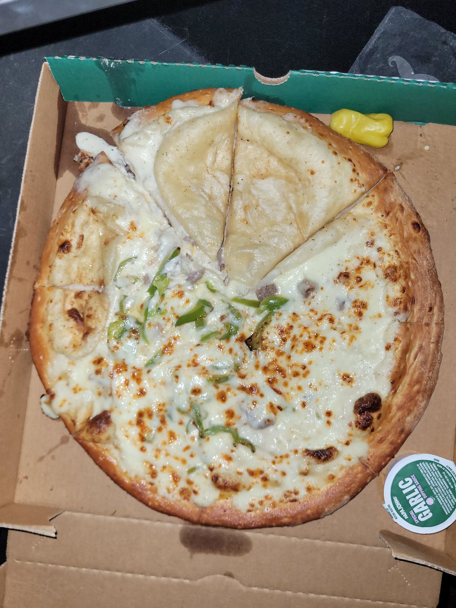Ceroluthor's tweet photo. @PapaJohns wth was I just given? This was supposed to be a Philly cheesesteak pizza https://t.co/EakZF299IQ