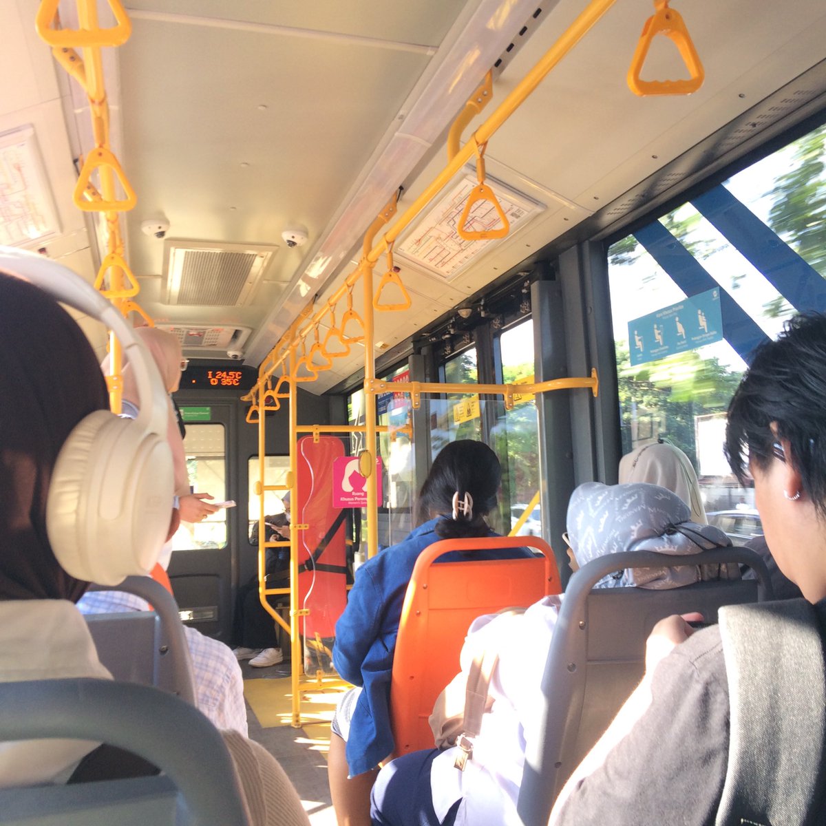 Met pagi beeuties semangat untuk hari Senin ☀️😊, btw beemin lagi di tj nih mau ke kantor yuhuuuuu