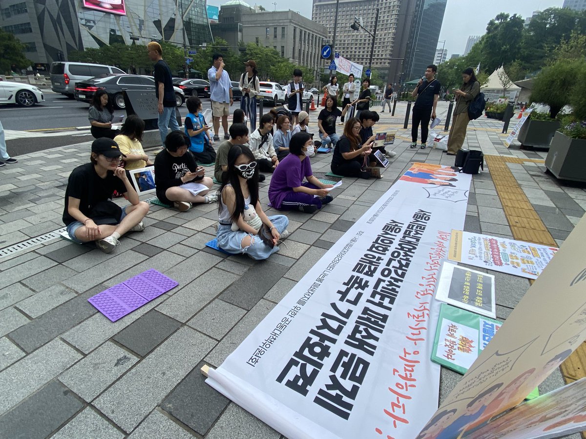 janghyeyeong's tweet photo. 봄이 지나고 여름이 오나 했더니 여전히 봄을 위한 투쟁을 해야하는 곳이 있습니다.

서울시의 위기십대여성건강센터 ‘나는봄’ 졸속 폐쇄를 막기 위한 기자회견에 함께하고 있습니다. 

위기십대여성지원의 핵심은 지속성입니다. 서울시의 결정은 이 지속성을 끊어내는 자해적 행위입니다. https://t.co/bSk2brDAvV