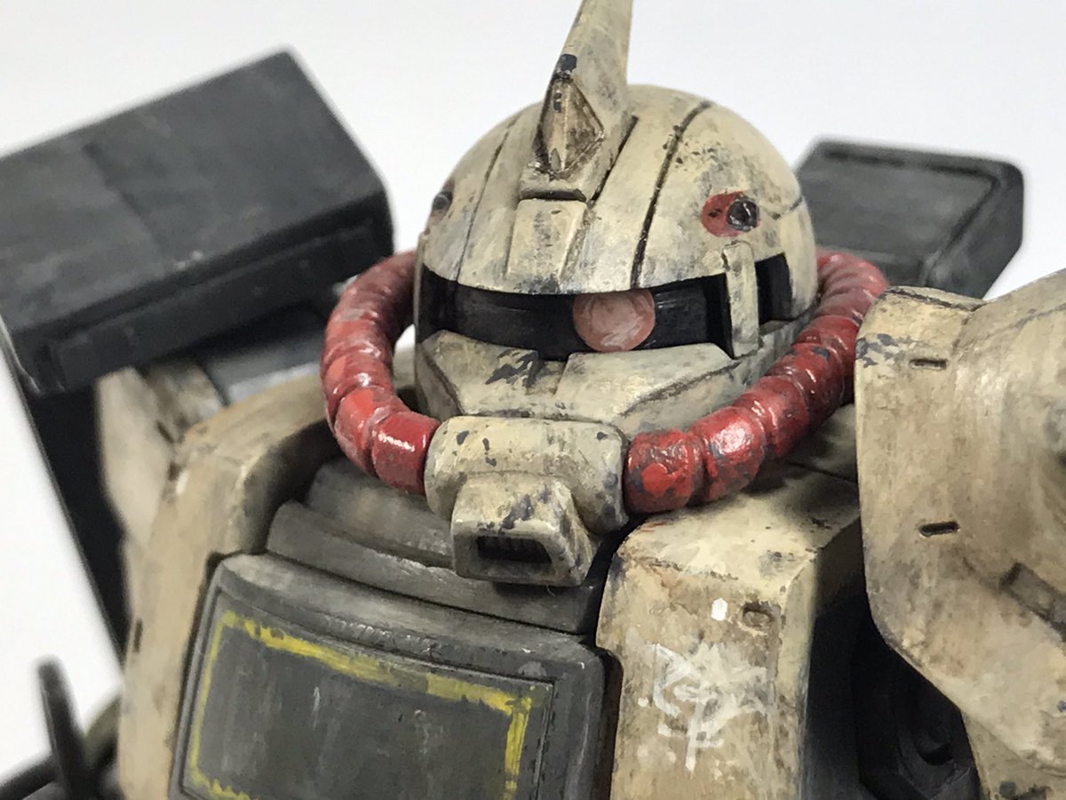 展示会前に完成していたモノたち。
バンダイのタイファイターとデザートザク。
タイファイターは画面ではもっと白いイメージもあるけど、このくらいのグレーかな？と。ザクは完全筆塗り。ラインやらジオンマークなんかも筆で塗ると大変ですね。