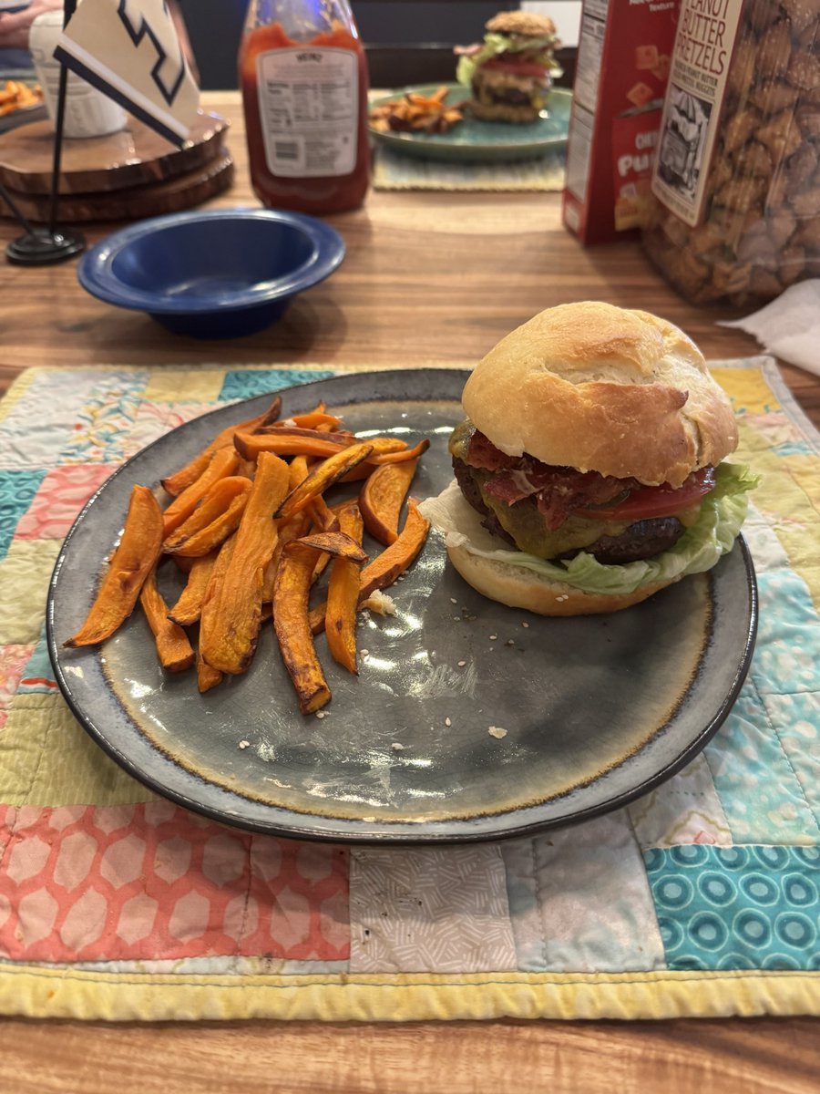 dizzylambs's tweet image. just had the greatest burger n fries of all time courtesy of ME!!!

#PrideMonth