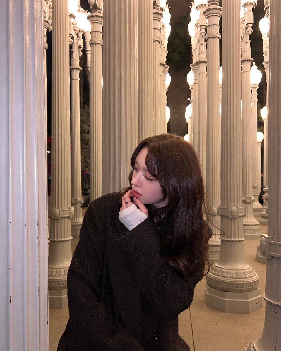 아니 그니까 03년생 문샤넬양이 이런 비주얼로
단순 비주얼멤이 아니라 메인보컬인데 춤도 잘추고
랩도 잘하고 학력은 연세대이며 무려 축구 선출인
웃수저 왕자님이시라고? 믿을수X