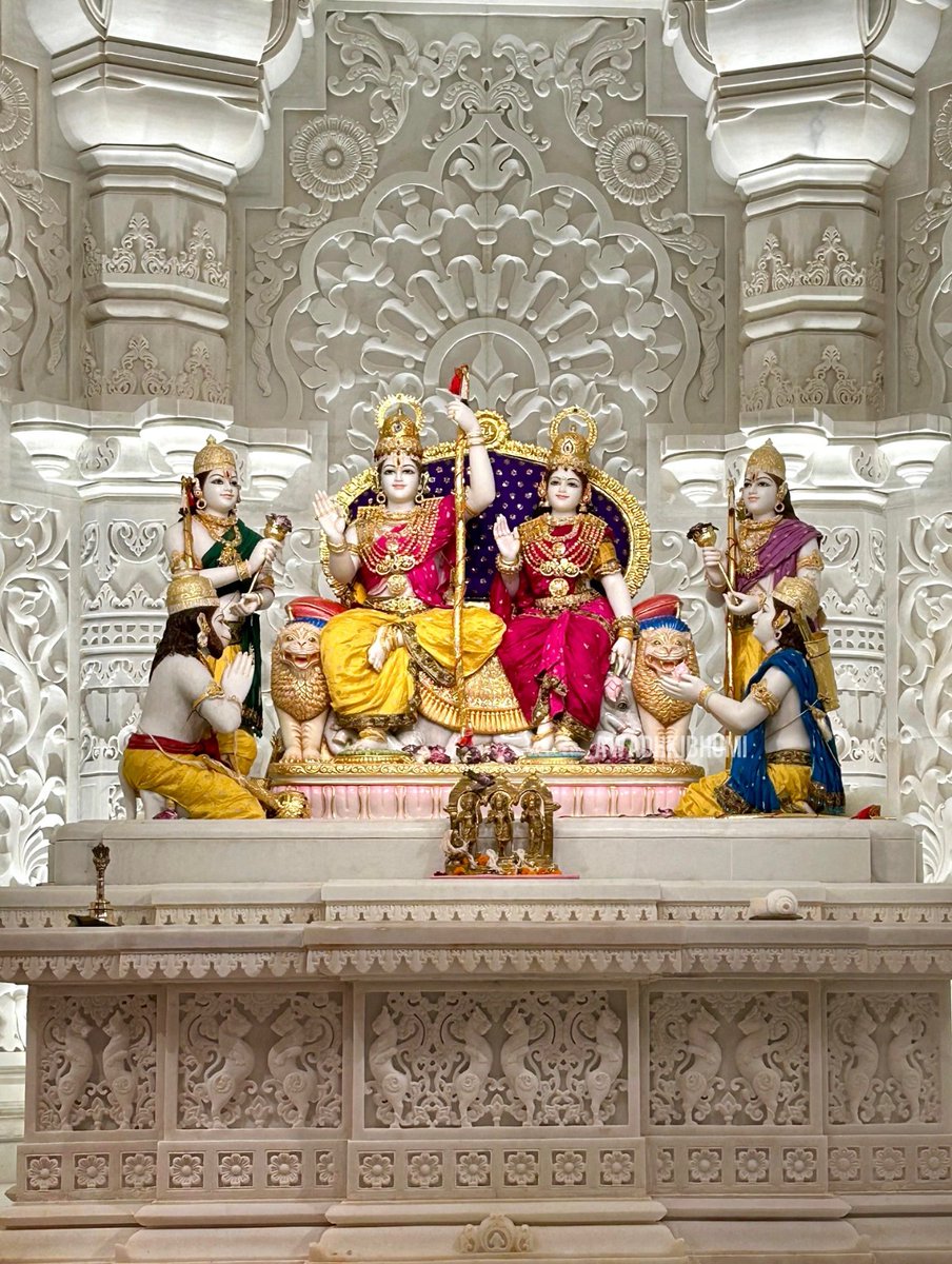 अयोध्या श्री राम मंदिर में विराजमान श्री राम दरबार के दिव्य अलौकिक दर्शन।

जय श्री राम।।
