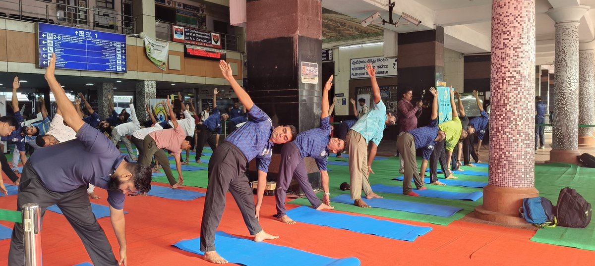 DRMVSKPSCoR's tweet photo. Observing #InternationalDayofYoga2025 Waltair Division of @EastCoastRail  @RailMinIndia performing #YogaForAll in association with Indian Navy , Visakhapatnam at Visakhapatnam railway station 
#InternationalDayOfYoga
#IDY2025
#YogaForOneEarthOneHealth https://t.co/9nfBd0a9dz