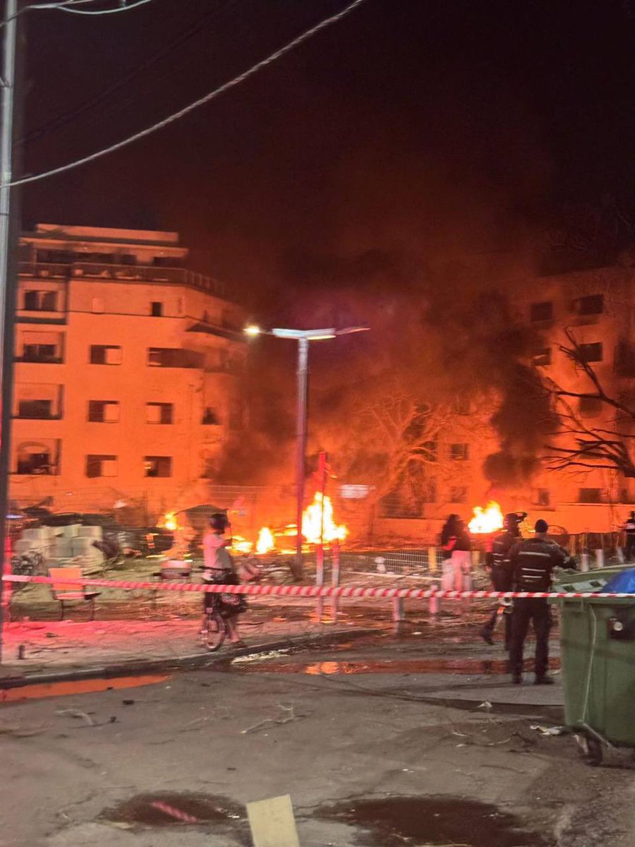 sentdefender's tweet photo. Extensive damage to several buildings from a ballistic missile impact on Tel-Aviv. https://t.co/6VCyDPw2h8