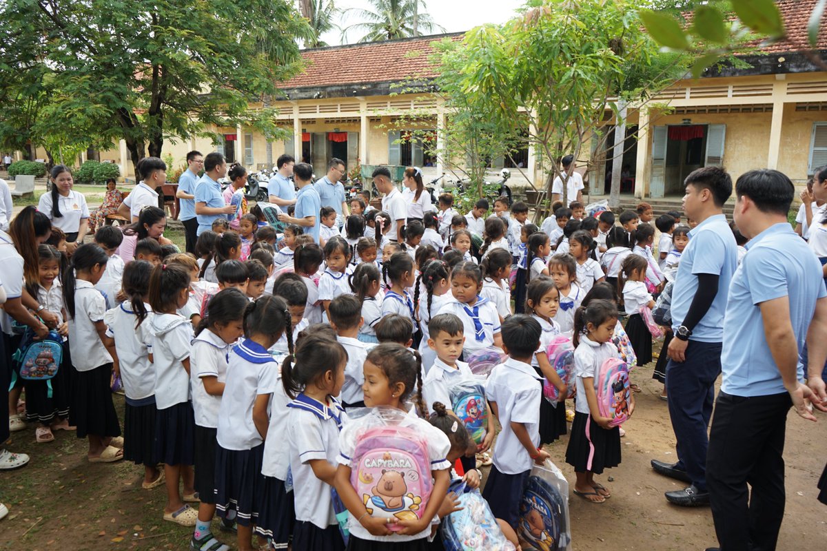 #CRCC’s Southeast Asia team visited a primary school in #Cambodia, bringing books and backpacks to support local students.
Laughter and care crossed borders, planting seeds of friendship that are quietly taking root on campus.📚🌱
#DialogueOfCivilizationsViaPictures