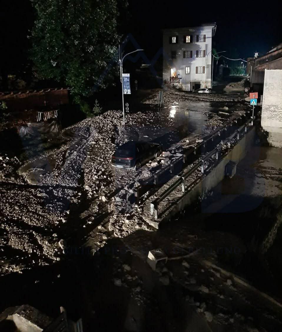Emergenza24's tweet photo. 🔴BREAKING [16.06-03:00] #Cancia di #Borca di #Cadore #Belluno. 
🔴La Strada Statale #SS51 di #Alemagna è chiusa ⛔️
👉 Tutti i soccorsi sono sul posto. 
👉 Fonte: Diego Bottacin Assessore alla Protezione Civile della Regione Veneto https://t.co/lzTVD9Ycyk