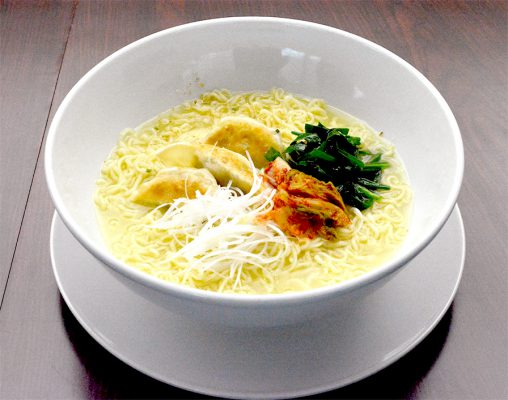 ＼栄養た～っぷり／
🍜とちぎ餃子のせラーメン

食物繊維やカルシウムが豊富な
かんぴょう入り餃子をトッピング😋
更に、キムチ・ニラ・白髪ねぎをプラスして
風味豊かで奥深い味わいに仕上げました🍥
#ラーメンレシピ

👇レシピはこちら👇
instantramen.or.jp/recipe/1124/