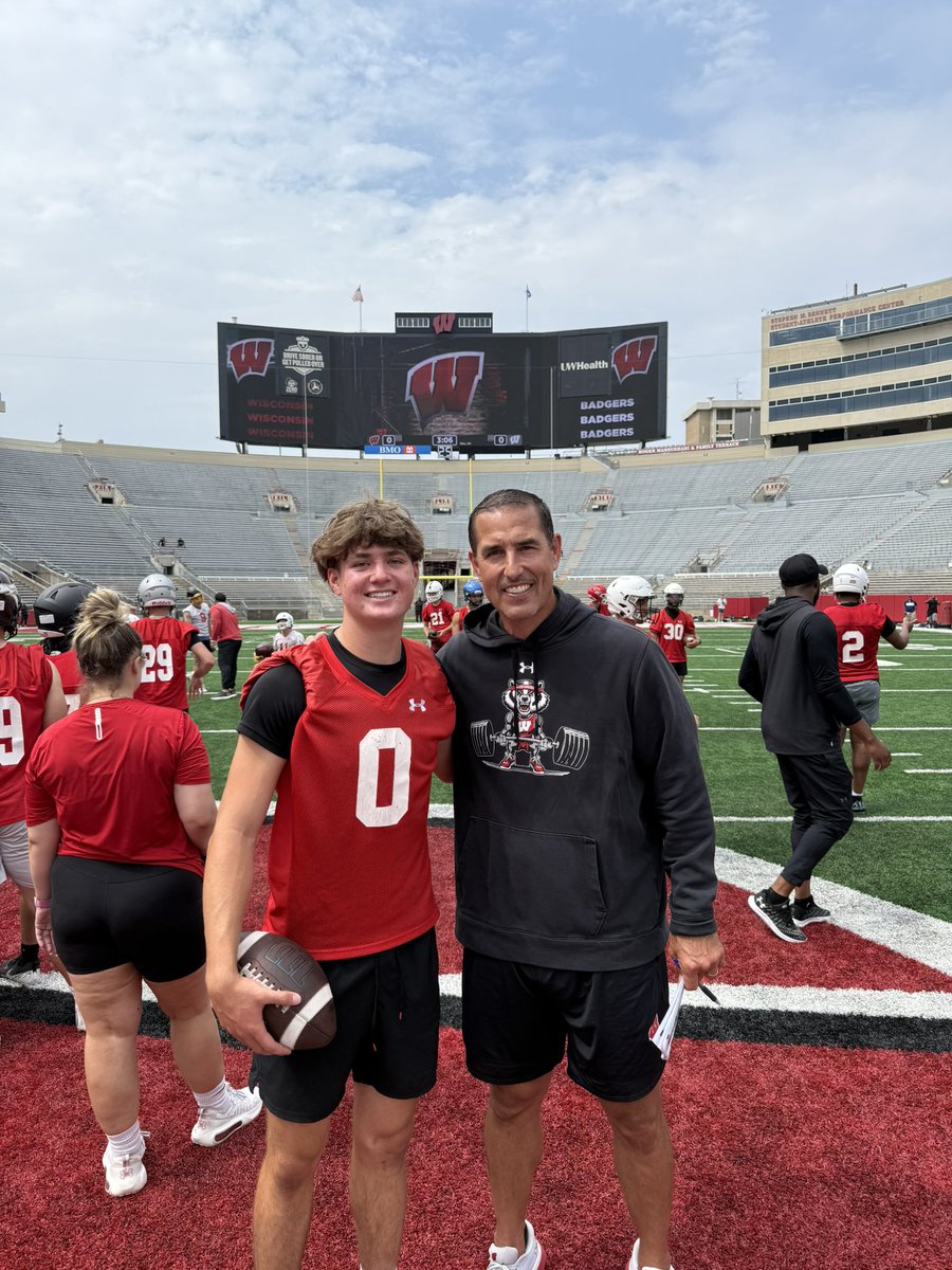 CadenJonesss1's tweet image. Had a great visit to Wisconsin! Big thanks to @CoachFick @CoachGuiton @coachgrimey @BadgerFootball @BadgerOfHonorFS @GregBiggins @ChadSimmons_ @BrandonHuffman @TheUCReport @adamgorney @BlairAngulo @QB_Coach_Porter