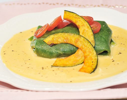 ＼色どりラーメン🍜／
ほうれん草🥬のクレープ包み
～カルボソースと共に～

栄養価の高い野菜を使って
色どりよく仕上げました
カリカリベーコン🥓、野菜🥕、茹でた麺🍜を
ほうれん草のクレープ生地で包み
カルボソースをかけて出来上がり😋

#ラーメンレシピ
instantramen.or.jp/recipe/1024/