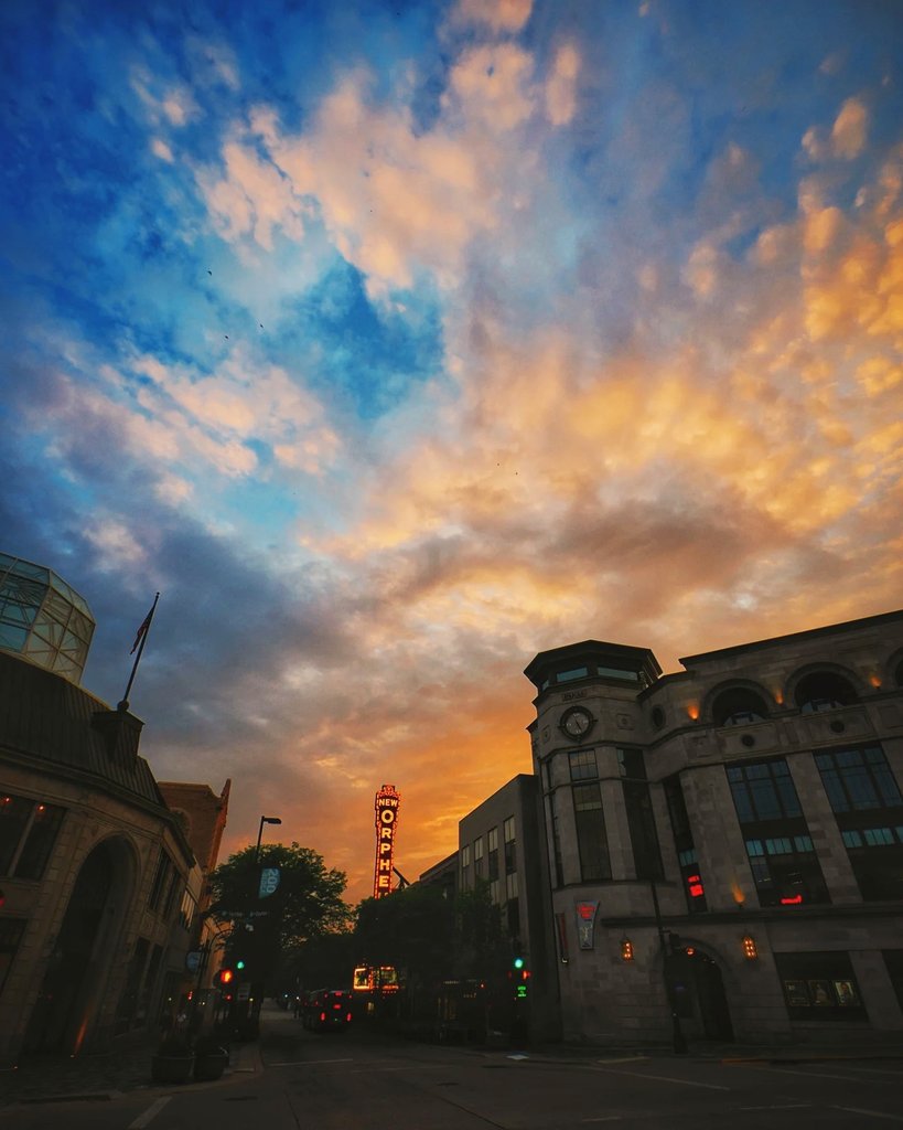 trevkeller's tweet image. Sunday skies on State Street, Madison, WI. #wiwx #sunset #stormhour @spann