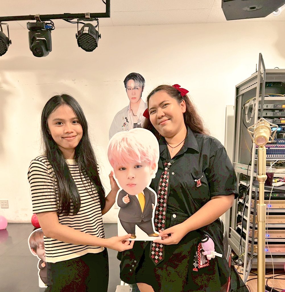 XerUh8's tweet image. ขอบคุณพี่ปูมากๆเลยนะคะไม่คิดไม่ฝันว่าจะได้สแตนดี้กับเค้า🥹น้องแค่คิดว่าจะเข้าไปร่วมยินดีกับเพื่อนๆเฉยๆไม่คิดว่าพี่ปูจะใส่ชื่อน้องด้วยฮือออขอบคุณพี่ปูมากๆค่ะรักพี่ปู🙏🏻💗🥺🤏🏻
@SuwipaV98219
#poopoo_review