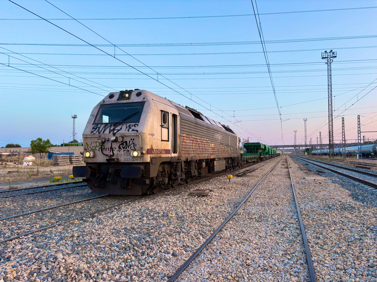 tonitoser10's tweet photo. Turnito diésel de Madrizzzz para Valladolid 😈🚂 https://t.co/5kmwXVnGVV