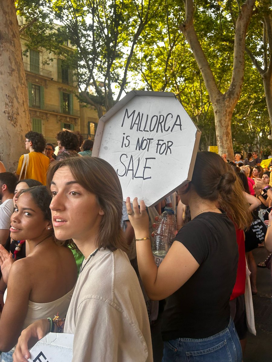 Laurarevolta's tweet photo. La manifestació de @menysturisme a Palma ha estat un èxit. N'han confluït moltes les lluites en curs per una vida digna a Mallorca i al planeta: ecologisme, marea verda, kellys, llengua, Palestina... Aquest és el camí. Front únic contra el model depredador. #MenysturismeMesVida https://t.co/ACiPBmjIWp
