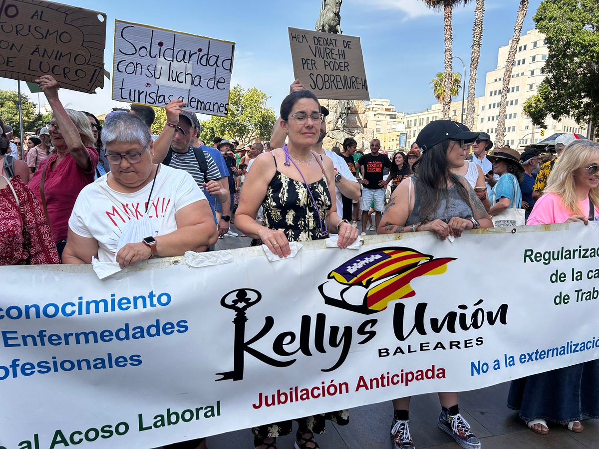 Laurarevolta's tweet photo. La manifestació de @menysturisme a Palma ha estat un èxit. N'han confluït moltes les lluites en curs per una vida digna a Mallorca i al planeta: ecologisme, marea verda, kellys, llengua, Palestina... Aquest és el camí. Front únic contra el model depredador. #MenysturismeMesVida https://t.co/ACiPBmjIWp