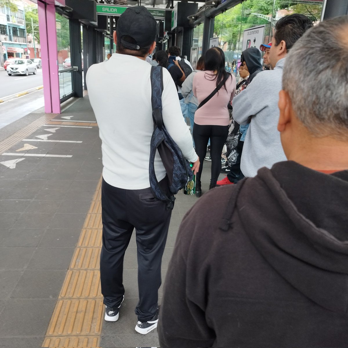 A_Motolinia's tweet photo. @SSC_CDMX @MetrobusCDMX  no sé si se nota en la fotografía pero eso es una cerveza @cervezaindio  que están tomando en la estación De Los Misterios L7 https://t.co/jLNC81gyWy