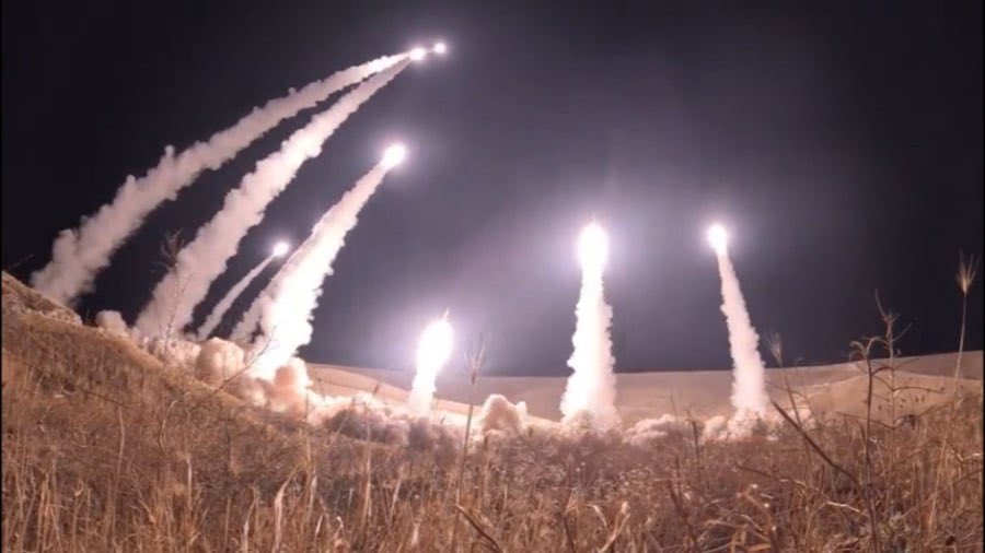 kaylaclark_1's tweet photo. 🚨 BREAKING: Iran has officially launched the next phase — ballistic missiles are now in the air.
At the same time, Yemen has also fired a fresh wave of missiles.
A multi-front attack is imminent within minutes.
Israel is facing its most critical moment yet — survival is no longer guaranteed