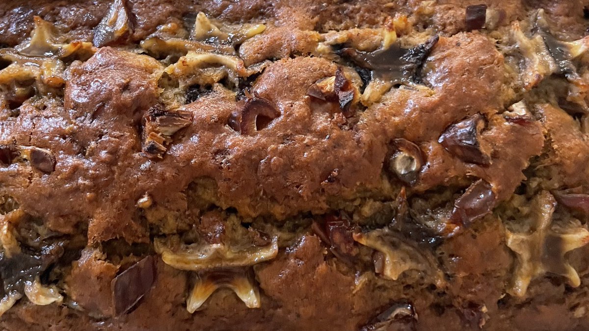 brown butter banana bread w chopped dates and chocolate!!!!&lt;3