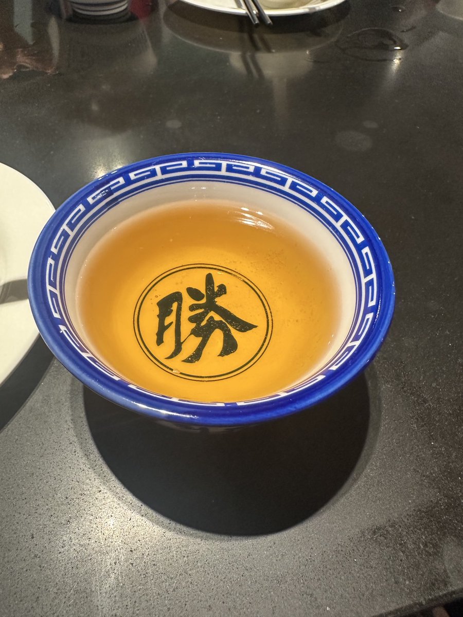 香港の週末弾丸ツアーから無事に帰宅。
休憩したら午後から出勤！

写真は香港の中華レストランでビールのグラスが茶碗だったやつね。