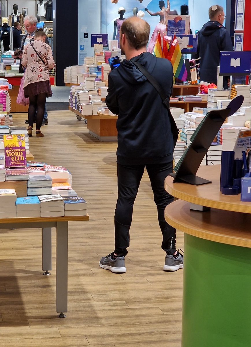 Wer ist dieser Mann ? Er fragt mich ganze Zeit wo die  leggings Abteilung ist