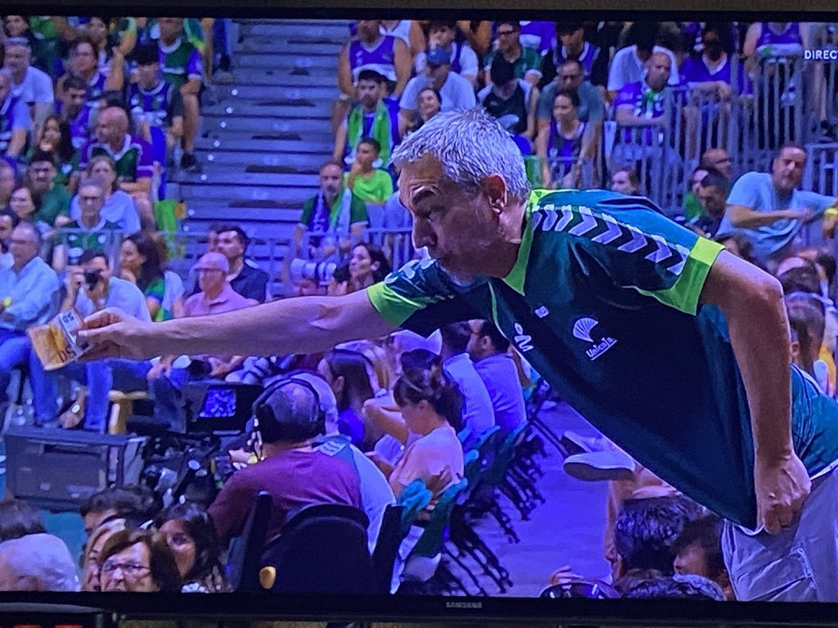 bibaplaza's tweet photo. ME RETRACTO ESTA ES LA FOTO MÁS DURA DE TODA LA HISTORIA DE UNICAJA https://t.co/z8ZwLZXzHL