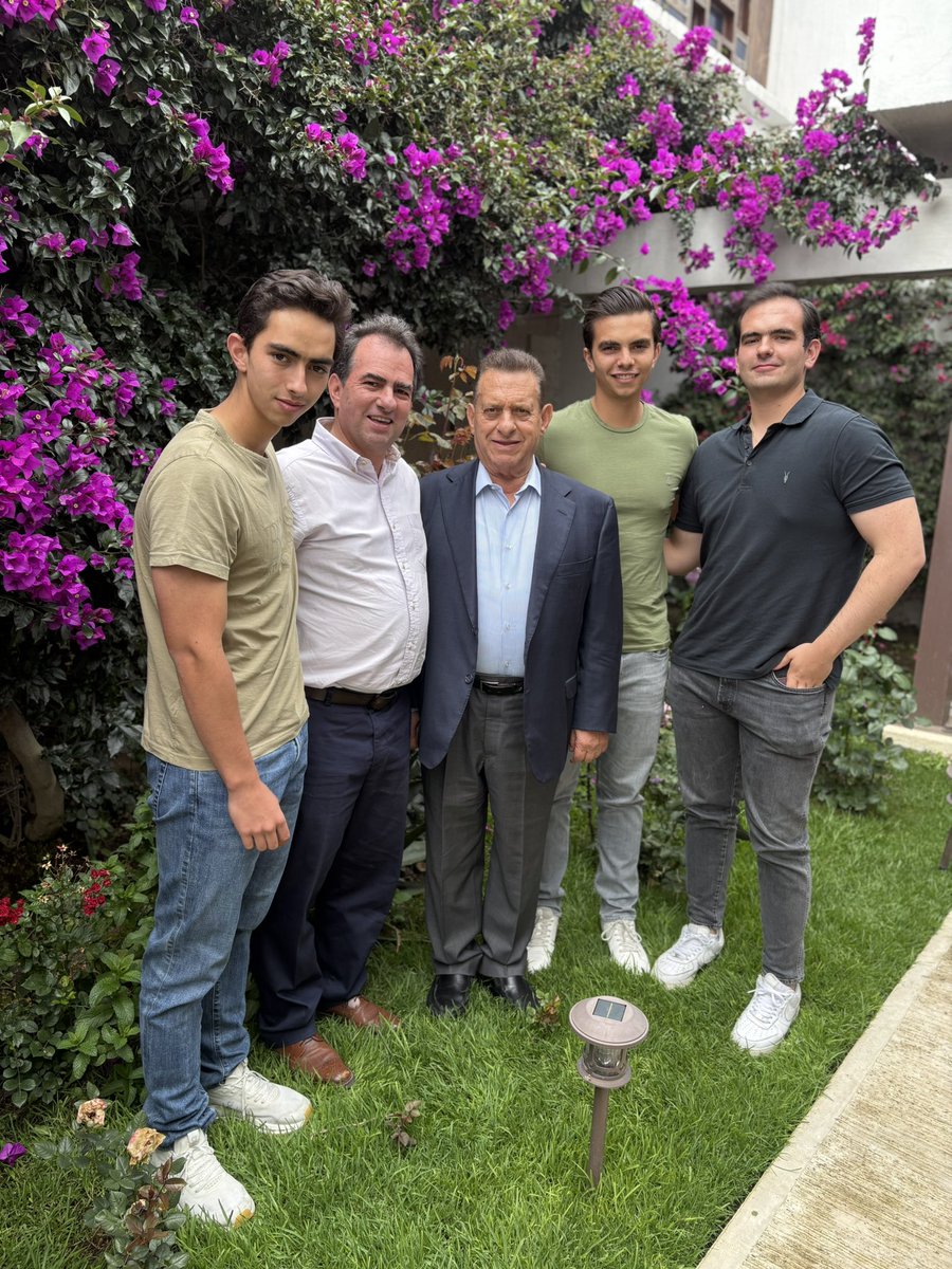 Hoy agradezco un Día del Padre más a tu lado. Estoy orgulloso de ti y de tu ejemplo. Eres tronco que arropa. Nos enseñas que la vida hay que caminarla honrando la confianza recibida, trabajando con rectitud y siendo congruente. Has sido lección diaria en mi vida Gracias por tanto