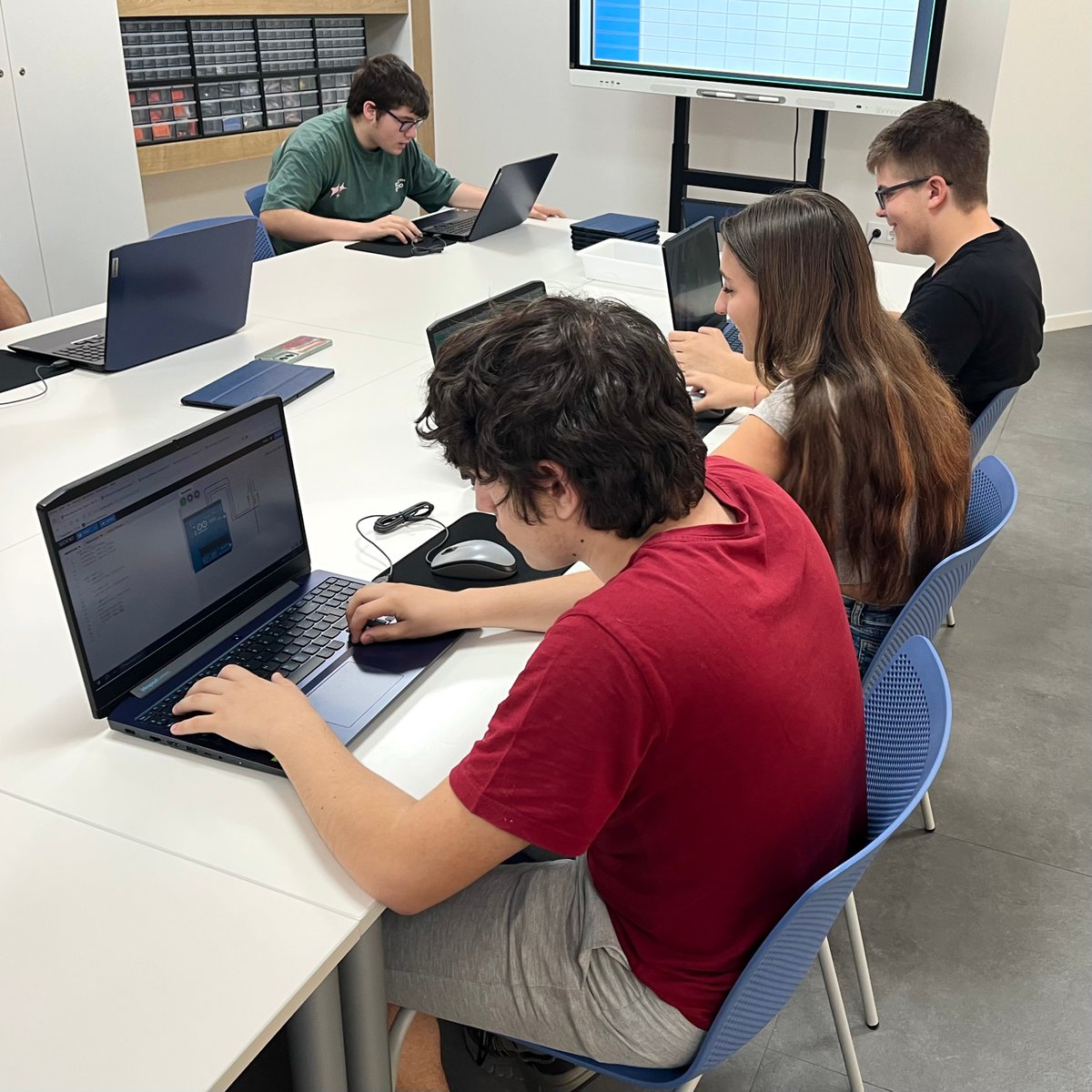 Nuestros makers Máster veteranos también lo han dado todo en la gymkhana. Chicos y chicas en últimos cursos de secundaria y bachillerato con mucho talento 🖥️🧠🔝

#STEAM #IngeniaKids #tecnología #educación #TICs #talento #softskills #hardskills #extraescolares #Cáceres