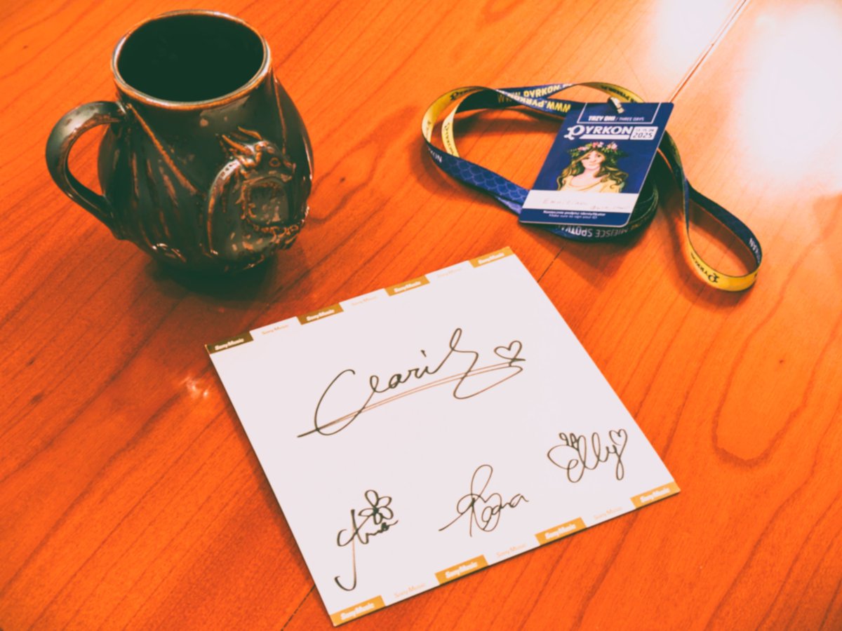 m24_ClariS's tweet photo. Pyrkon 2025 3日間ありがとうございました＆第3章初めての海外公演大成功おめでとうございます🎉
コンサートもサイン会も大盛り上がりで、ClariSの魅力がより世界に伝わった3日間になったのではないでしょうか。3人が紡いでいくClariSの新たな1ページに、これからも目が離せません！
#ClariS_Poland https://t.co/qPDSOeA4KG