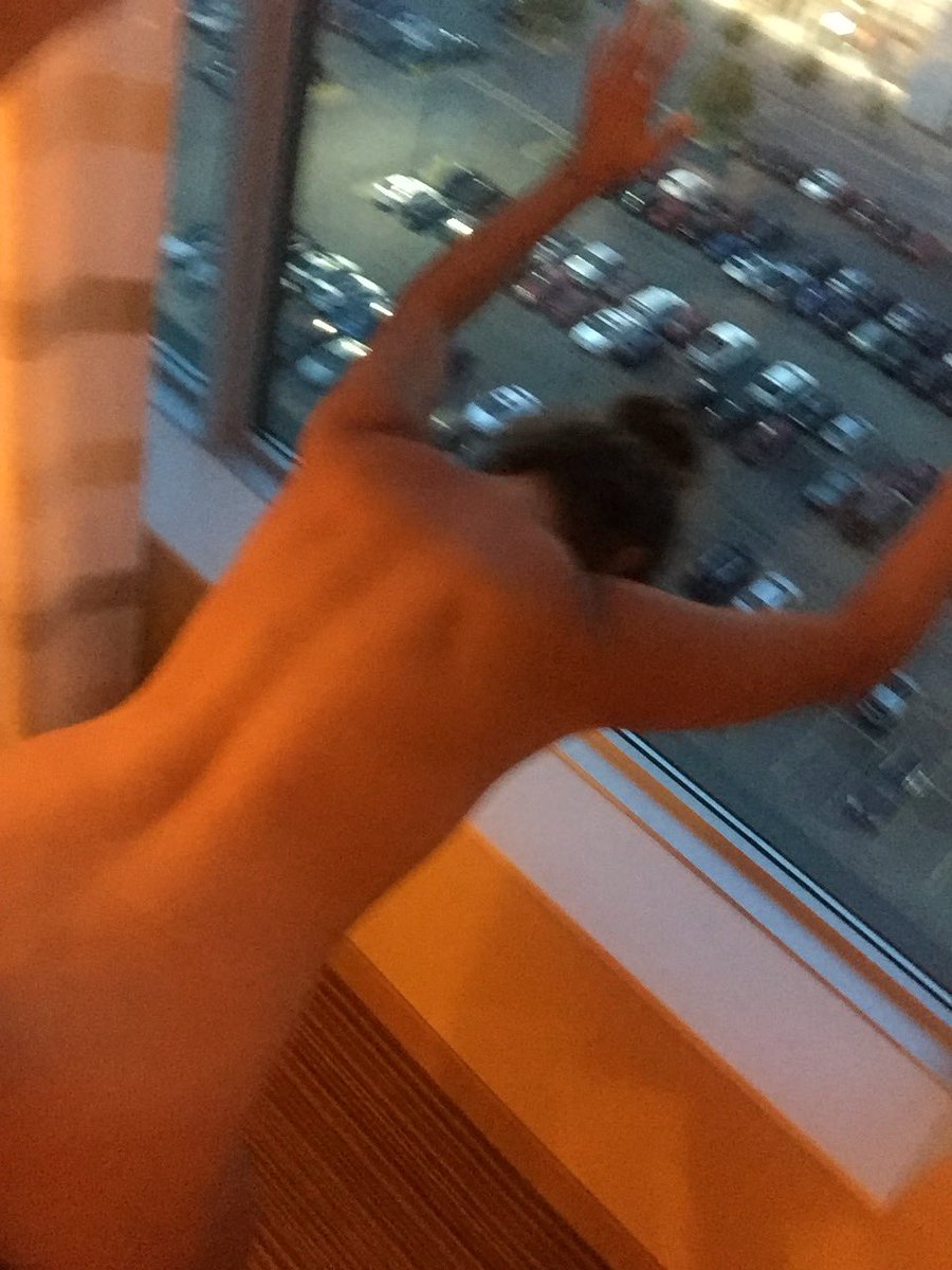 Erkekler daima çiftleşme hakkını kazanmak zorundadır.