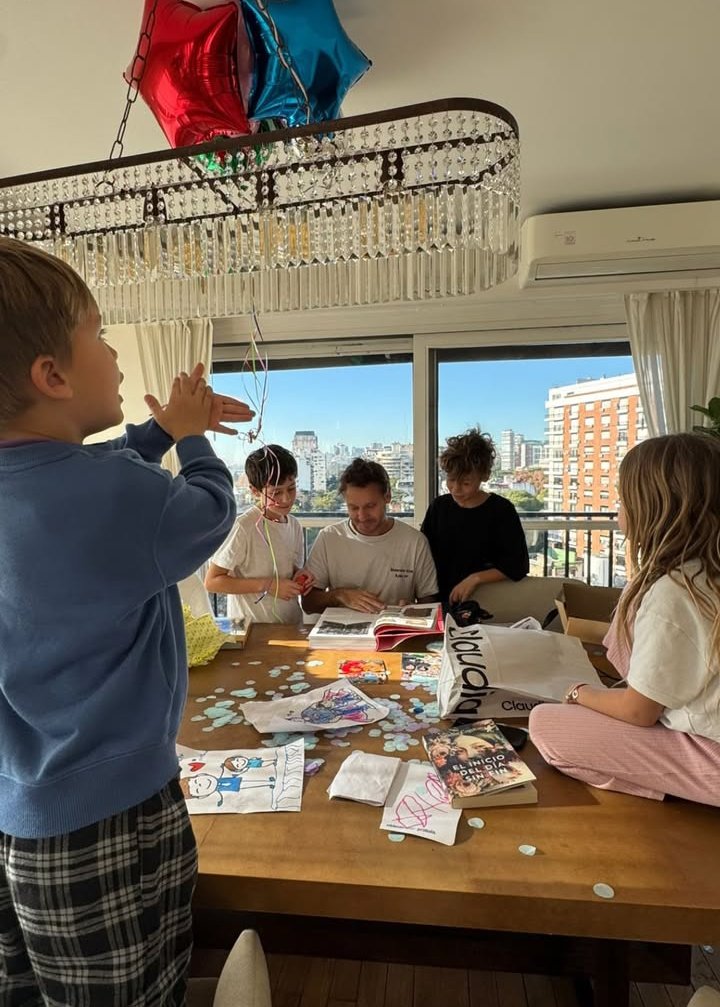 Feliz Día Del Padre Benjamín!😊♥️
Vía Ig <a href="/benjavicunamori/">Benjamín Vicuña Luco</a> Gracias, vida.

#BenjaminVicuña #MagnoliaVicuña #BeltranVicuña #AmancioVicuña #BenicioVicuña #BautistaVicuña #PapaeHijos #Familia #DiaDelPadre