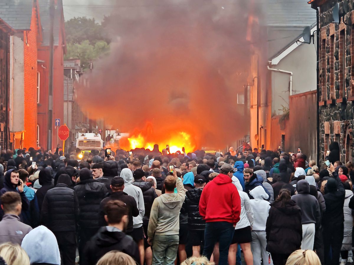 日本ではあまりニュースになっていないが、🇬🇧の北アイルランドのバリミーナBallymenaという小さな街で、3日間に渡る苛烈な人種暴動が起こった。この事件は日本で今吹き荒れている排外主義の行き着く先を良く示しているように感じるので、情報をまとめてスレッドにする。1/8