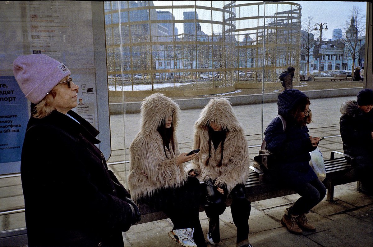PEKHTography's tweet image. 🚋❄️ Frozen fingers, but phones are warm. Welcome to #ColdConnection!
#commute #winterfashion #publictransport #citylife #furcoat #urbanstyle #waiting #friends #coldweather #streetphotography #busstop #dailygrind