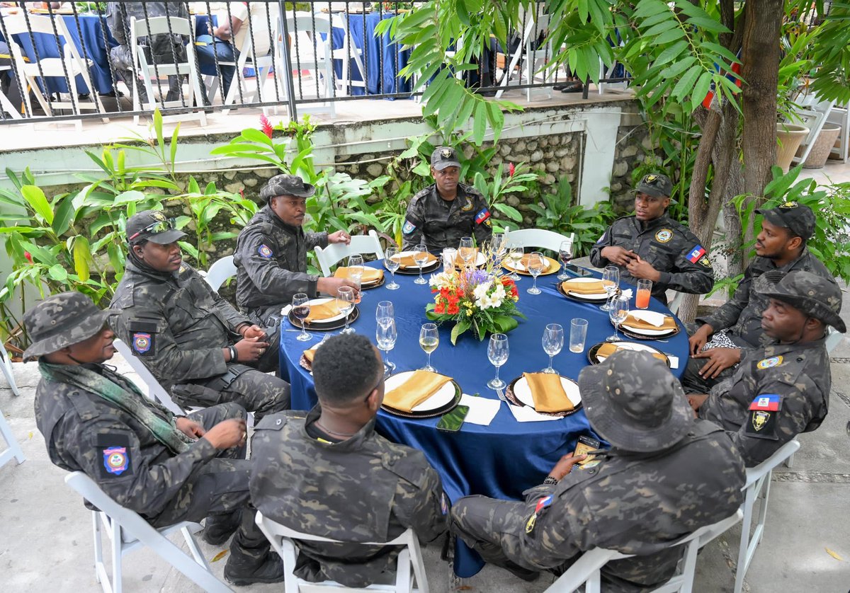 COMMUNIQUÉ DE PRESSE

À l’occasion du 30e anniversaire de la Police nationale d’Haïti (PNH), la Primature rend hommage à ses forces de sécurité

Port-au-Prince, le 15 juin 2025.— À l’occasion des 30 ans de la Police nationale d’Haïti, Son Excellence Monsieur le Premier ministre