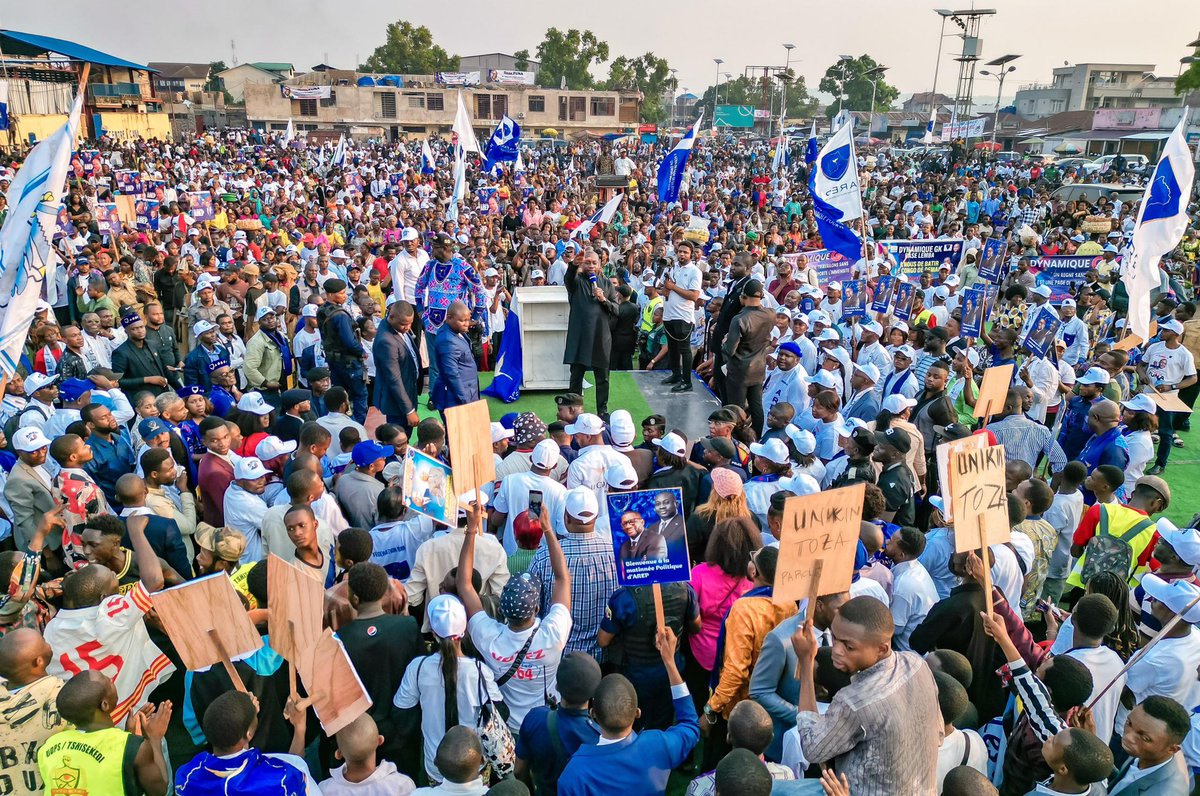Ce dimanche 15 juin, le terrain Assosa dans la commune de Kasavubu a rassemblé des milliers de citoyens venus entendre un message de responsabilité et d’espoir. Dans une posture de pédagogue républicain, nous avons réaffirmé que la foi en la République, le respect des