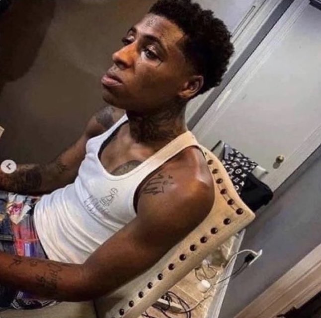 when your stomach start hurting at the wrong place &amp; wrong time 😭