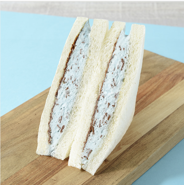conbiniboys's tweet image. FamilyMart has a whipped cream mint chocolate chip sandwich out.